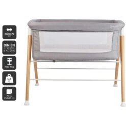 Babygo Goodnight Grey Wieg 4361 -babyproducten babygo goodnight grey wieg aan bed 1