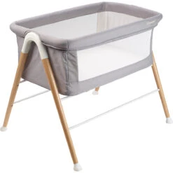 Babygo Goodnight Grey Wieg 4361 -babyproducten babygo goodnight grey wieg aan bed 2