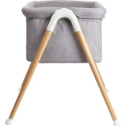 Babygo Goodnight Grey Wieg 4361 -babyproducten babygo goodnight grey wieg aan bed 3