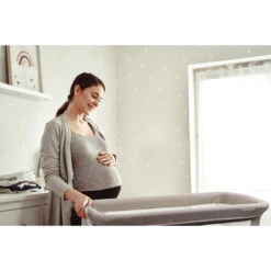 Babygo Goodnight Grey Wieg 4361 -babyproducten babygo goodnight wieg aan bed sfeer 1