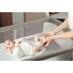 Babygo Goodnight Grey Wieg 4361 -babyproducten babygo goodnight wieg aan bed sfeer 2