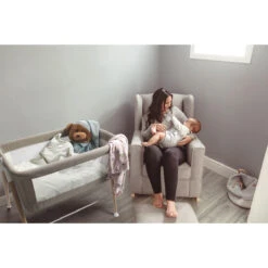 Babygo Goodnight Grey Wieg 4361 -babyproducten babygo goodnight wieg aan bed sfeer 3