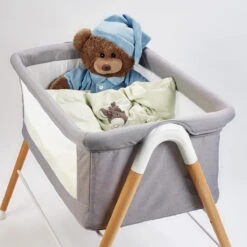 Babygo Goodnight Grey Wieg 4361 -babyproducten babygo goodnight wieg aan bed sfeer 4
