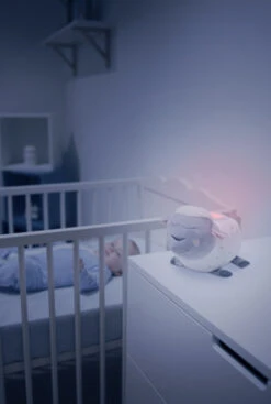 Badabulle Schaapje Lulu Muzikaal Projectie Nachtlampje B015007 -babyproducten sfeerfoto schaapje
