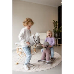 Tryco Milo Bruin Stokpaard Met Geluid TR-120114 -babyproducten tryco milo roze hobbelpaard 18m tr 120107 sfeer 5